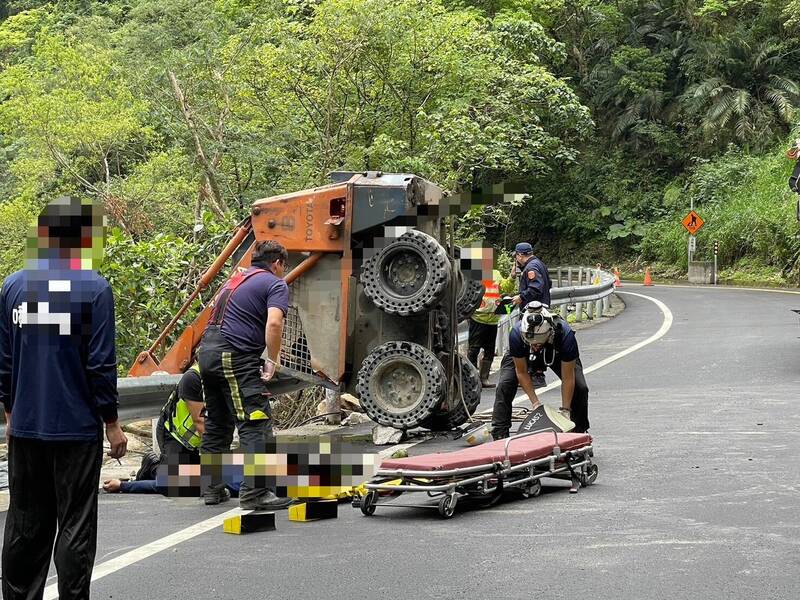 秀林鄉台八線寧安橋附近的181K,有男子因鏟裝機翻覆被壓在車內沒有呼吸心跳,消防局立即將傷者送往花蓮國軍805醫院。(花蓮縣消防局提供) 秀林鄉台八線寧安橋附近的181K,有男子因鏟裝機翻覆被壓在車內沒有呼吸心跳,消防局立即將傷者送往花蓮國軍805醫院。(花蓮縣消防局提供)