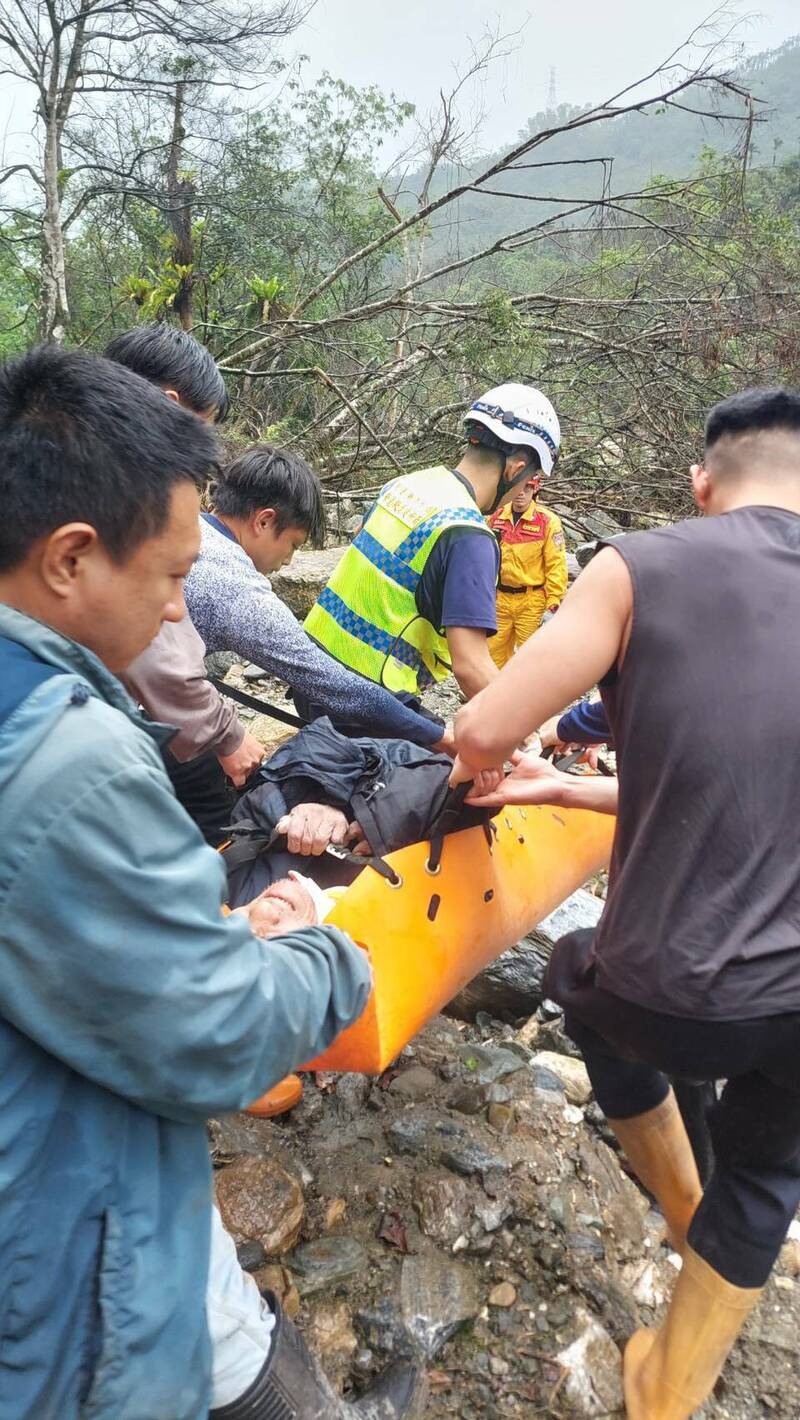 花蓮秀林鄉文蘭村米亞丸產業道路男子騎機車墜谷,消防局派員前往救援。(消防局提供) 花蓮秀林鄉文蘭村米亞丸產業道路男子騎機車墜谷,消防局派員前往救援。(消防局提供)