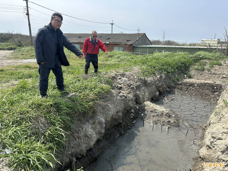 麥寮許厝段養殖區魚塭旁被挖坑洞,甚至由不明車輛傾倒油汙泥,當地業者憂心恐有汙染,盼環保單位查明。(記者李文德攝) 麥寮許厝段養殖區魚塭旁被挖坑洞,甚至由不明車輛傾倒油汙泥,當地業者憂心恐有汙染,盼環保單位查明。(記者李文德攝)