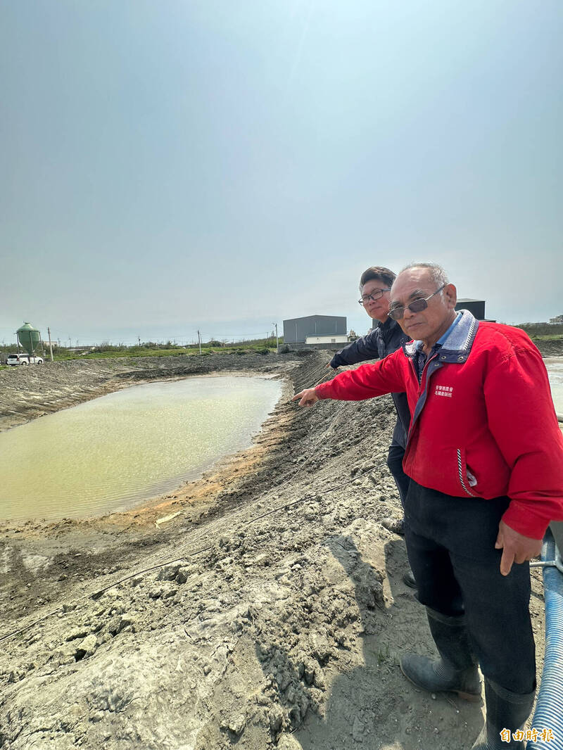 麥寮許厝段養殖區魚塭旁被挖坑洞,甚至由不明車輛傾倒油汙泥,當地業者憂心恐有汙染,盼環保單位查明。(記者李文德攝) 麥寮許厝段養殖區魚塭旁被挖坑洞,甚至由不明車輛傾倒油汙泥,當地業者憂心恐有汙染,盼環保單位查明。(記者李文德攝)