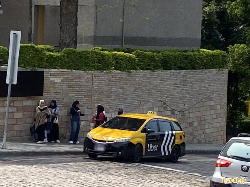 今天是清明連假最後一天,外籍移工包車到八卦山遊玩,一車緊跟一車,讓風景區充滿異國色彩。(記者張聰秋攝) 今天是清明連假最後一天,外籍移工包車到八卦山遊玩,一車緊跟一車,讓風景區充滿異國色彩。(記者張聰秋攝)