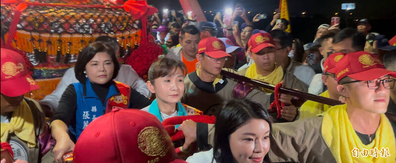 雲林縣長張麗善、西螺鎮長廖秋萍傳出今晚互搶掌轎C位。(記者李文德攝) 雲林縣長張麗善、西螺鎮長廖秋萍傳出今晚互搶掌轎C位。(記者李文德攝)
