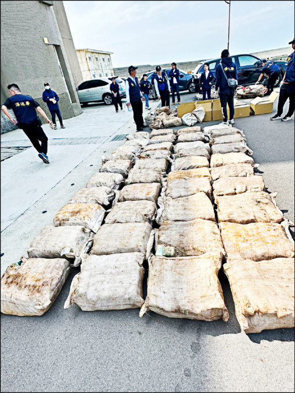 「滿瑞富」號漁船欲走私1.6公噸Ｋ他命及22.5公斤安非他命毒品來台被查獲。（記者黃美珠翻攝）