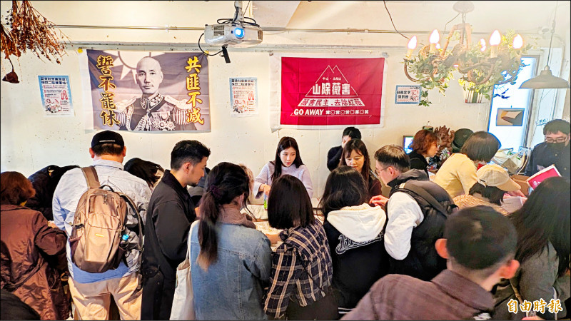由在日台灣人團體舉辦的「罷免就來東京罷」快閃連署站活動，昨在原宿開簽，到場民眾絡繹不絕。（記者林翠儀攝）