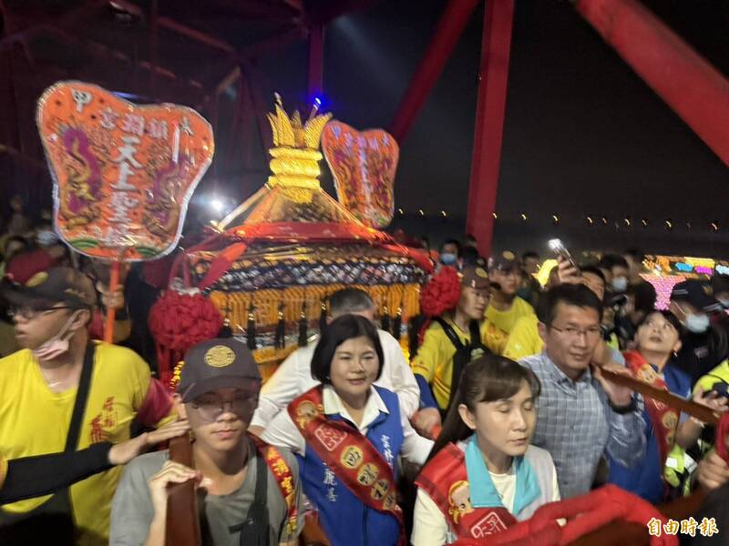 大甲媽祖遶境昨晚傳出雲林縣長張麗善、西螺鎮長廖秋萍為搶位起爭執;回顧去年4月7日晚間大甲媽祖遶境抵雲林西螺時,同樣由張麗善、廖秋萍接駕扶轎,當時也是廖秋萍在前、張麗善在後。(資料照,記者黃淑莉攝) 大甲媽祖遶境昨晚傳出雲林縣長張麗善、西螺鎮長廖秋萍為搶位起爭執;回顧去年4月7日晚間大甲媽祖遶境抵雲林西螺時,同樣由張麗善、廖秋萍接駕扶轎,當時也是廖秋萍在前、張麗善在後。(資料照,記者黃淑莉攝)