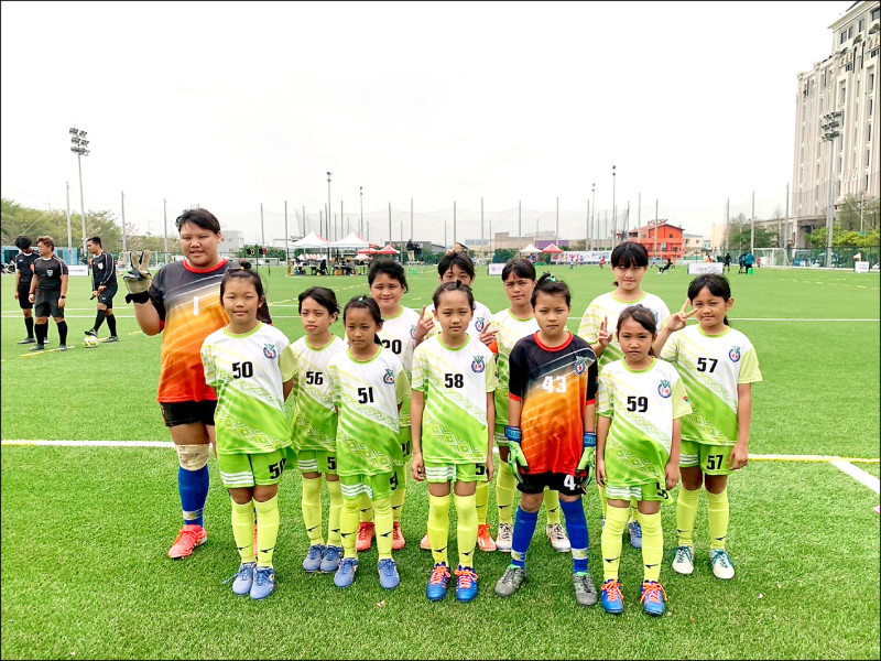 花蓮崇德國小女足隊勇奪全國少年盃足球賽冠軍,小女生難掩開心。
(崇德國小提供) 花蓮崇德國小女足隊勇奪全國少年盃足球賽冠軍,小女生難掩開心。
(崇德國小提供)