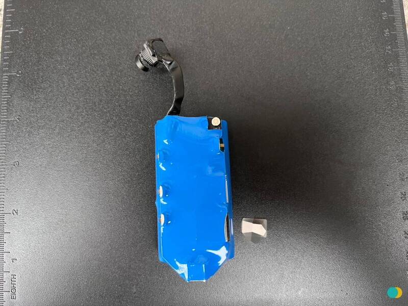 陳姓車手配戴密錄器，方便詐團監控。（記者徐聖倫翻攝）