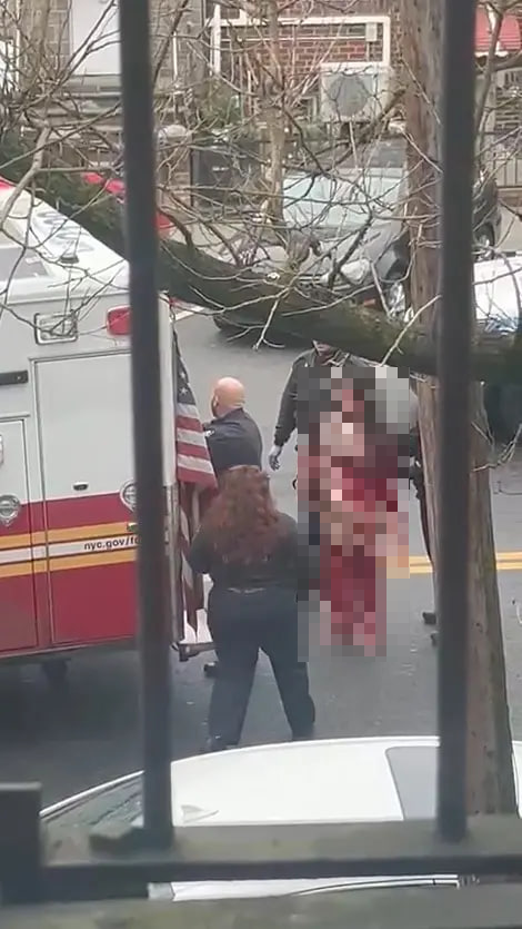 美國紐約布魯克林近日發生嚴重砍人事件，一名受傷少女渾身是血走上救護車。（擷取自@Mrgunsngear/X）