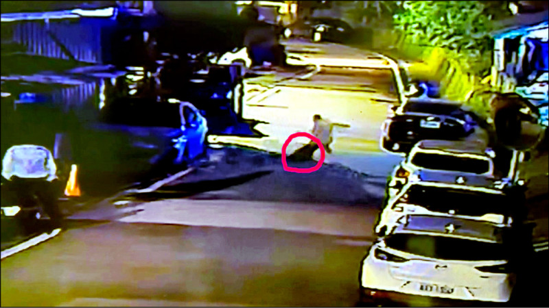 8歲男童走在路上卻被惡犬追咬，造成小腿撕裂傷。（記者花孟璟翻攝自監視器）