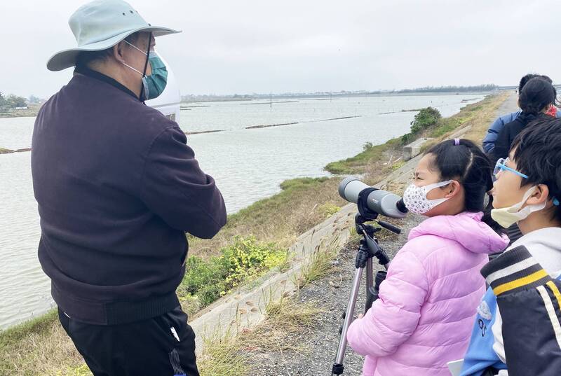 網寮國小師生觀察鳥類生態。(圖由網寮國小提供) 網寮國小師生觀察鳥類生態。(圖由網寮國小提供)