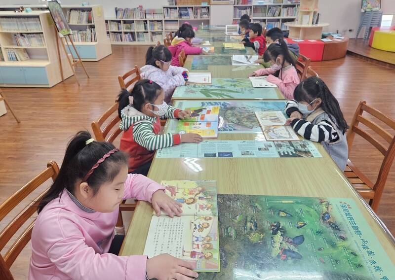 網寮國小學生推動閱讀獲得教育部閱讀磐石學校。(圖由網寮國小提供) 網寮國小學生推動閱讀獲得教育部閱讀磐石學校。(圖由網寮國小提供)