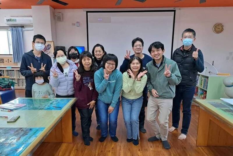 網寮國小行政教學團隊推動閱讀。(圖由網寮國小提供) 網寮國小行政教學團隊推動閱讀。(圖由網寮國小提供)