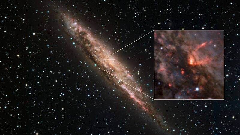 主圖顯示位於半人馬座（Centaurus）的星系NGC 4945；放大圖則呈現從其中心超大質量黑洞噴發出的星系風。（圖擷取自ESO/C. Marconcini et al）