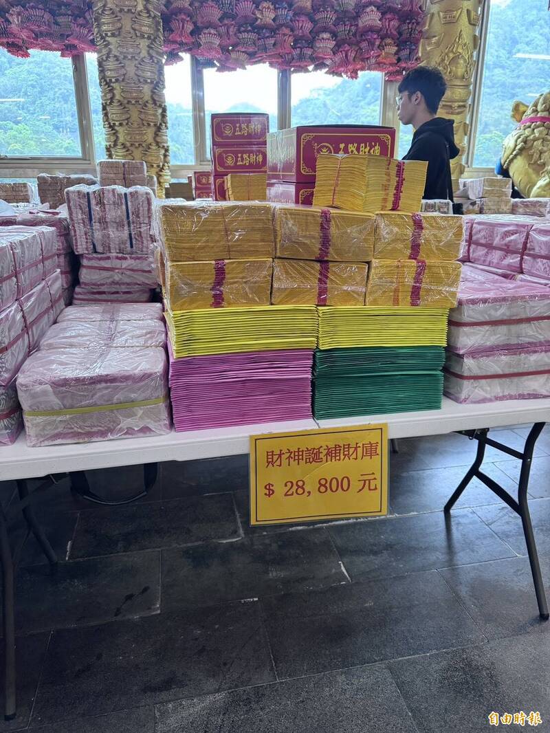 新北檢警今天追查新北市石碇五路財神廟詐欺奪產案，兵分多路再度搜索廟方、主嫌辦公室，掌握被害人、證人證詞及關鍵犯案證據，偵破以信仰中心當掩護、詐取可觀香油錢的犯罪集團。（記者吳仁捷攝）