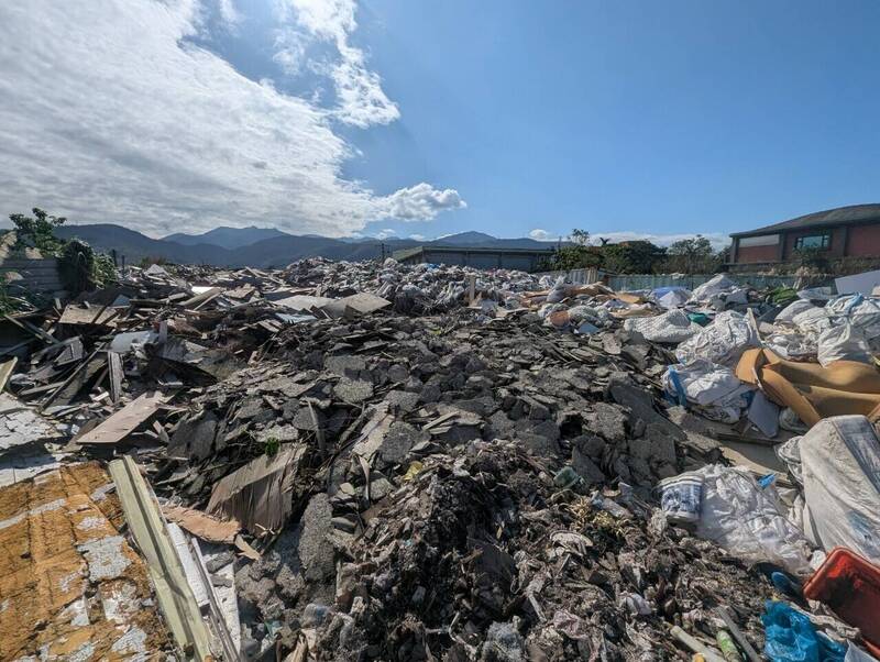 宜縣近年來屢遭外縣市廢棄物偷倒棄置,環保局將部署智慧圍籬加以阻絕。(圖由宜縣環保局提供) 宜縣近年來屢遭外縣市廢棄物偷倒棄置,環保局將部署智慧圍籬加以阻絕。(圖由宜縣環保局提供)