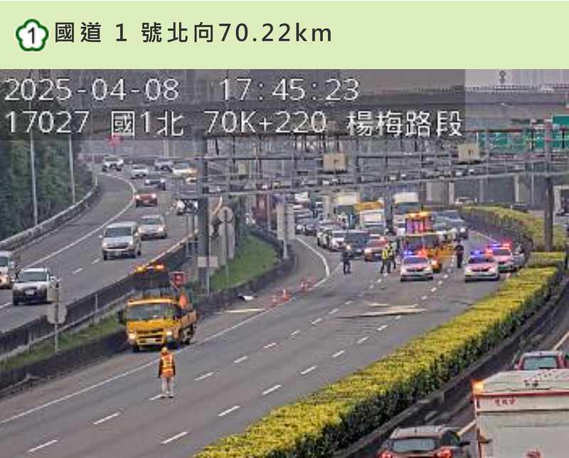 國1南向69.9K發生貨櫃車追撞施工緩撞車事故,高公局北分局、國道警察已在現場進行車輛處理中。(圖擷自高速公路1968) 國1南向69.9K發生貨櫃車追撞施工緩撞車事故,高公局北分局、國道警察已在現場進行車輛處理中。(圖擷自高速公路1968)
