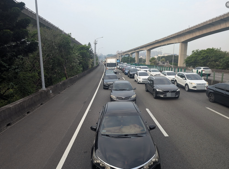 民眾拍攝國道1號南向楊梅到湖口路段塞車畫面。(圖翻攝自爆料公社二社) 民眾拍攝國道1號南向楊梅到湖口路段塞車畫面。(圖翻攝自爆料公社二社)