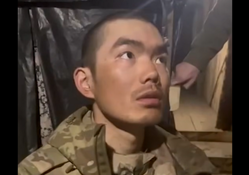 中國士兵在俄烏戰場上被俘,在影片中他以中文及動作解說戰場上的情況。(圖擷自臉書) 中國士兵在俄烏戰場上被俘,在影片中他以中文及動作解說戰場上的情況。(圖擷自臉書)