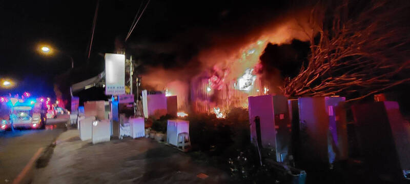 草屯鎮碧山路二手家電行8日深夜發生火災，熊熊火光照亮夜空。（草屯消防分隊提供）