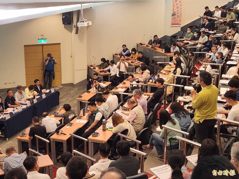 針對美國關稅對台灣蝴蝶蘭產業衝擊,農業部長陳駿季今至台南與業者座談,業者建議成立產銷聯盟或者國家隊,開拓海外市場,降低關稅的影響。(記者王涵平攝) 針對美國關稅對台灣蝴蝶蘭產業衝擊,農業部長陳駿季今至台南與業者座談,業者建議成立產銷聯盟或者國家隊,開拓海外市場,降低關稅的影響。(記者王涵平攝)