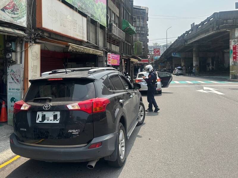 基隆市警方4月1日起加強取締仁愛區忠一路等7處違停取締。 (記者林嘉東翻攝) 基隆市警方4月1日起加強取締仁愛區忠一路等7處違停取締。 (記者林嘉東翻攝)