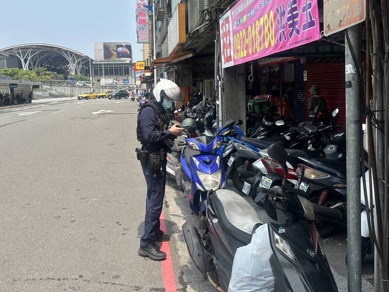 基隆市警方4月1日起加強仁愛區忠一路等7處違停取締。 (記者林嘉東翻攝) 基隆市警方4月1日起加強仁愛區忠一路等7處違停取締。 (記者林嘉東翻攝)