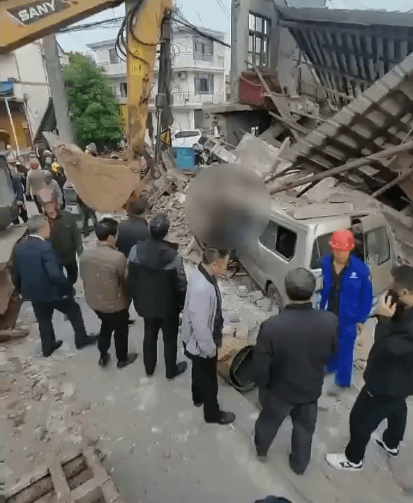 中國四川省8日發生廂型車失控衝撞民房事故，造成5人死亡，另有8人受傷。（圖擷自微博）