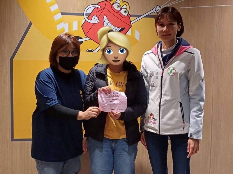 基隆孝順女大生沒錢幫父辦後事 愛心團體送暖捐款 基隆孝順女大生沒錢幫父辦後事 愛心團體送暖捐款