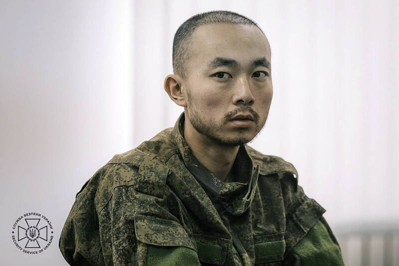 烏克蘭安全局9日公布被俘中國公民的審訊內容和照片、文件。（歐新社）