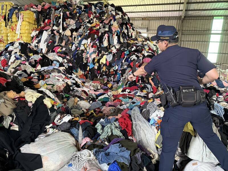 橋頭區田中路一間舊衣回收場，發生女作業員被堆積2層樓高的舊衣壓住送醫不治。（資料照）