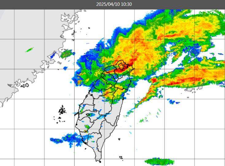 鋒面通過9縣市有大雷雨發生,鄭明典提醒回波不弱,今中部以北要提防雷陣雨。(圖擷自中央氣象署) 鋒面通過9縣市有大雷雨發生,鄭明典提醒回波不弱,今中部以北要提防雷陣雨。(圖擷自中央氣象署)