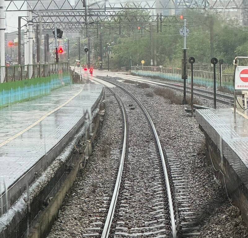 受豪大雨影響,台鐵內壢站至富岡站,早上9點52分起,因積水超過軌面,東、西雙線暫時停駛。(取自臉書台灣便當管理局-附屬鐵路部 ) 受豪大雨影響,台鐵內壢站至富岡站,早上9點52分起,因積水超過軌面,東、西雙線暫時停駛。(取自臉書台灣便當管理局-附屬鐵路部 )