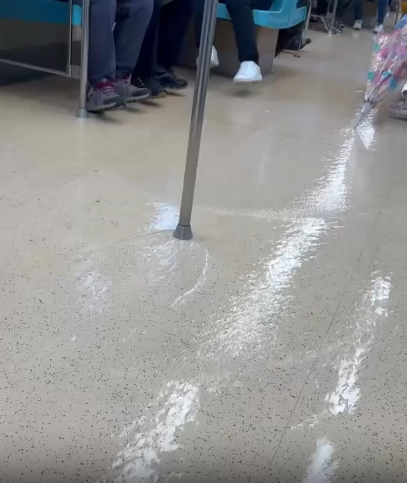今日受到鋒面影響,全台多地降下大雨。有民眾搭乘捷運時,目睹大雨直接「炸入」車廂,列車一啟動,水順勢流動,讓現場宛如滑水道。(擷取自Threads kinokotung) 今日受到鋒面影響,全台多地降下大雨。有民眾搭乘捷運時,目睹大雨直接「炸入」車廂,列車一啟動,水順勢流動,讓現場宛如滑水道。(擷取自Threads kinokotung)