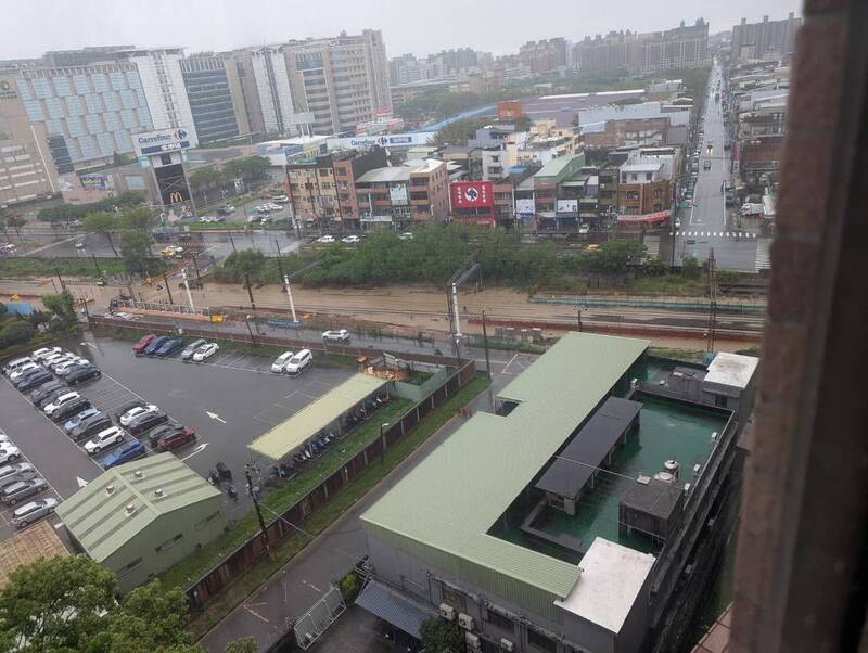 受到鋒面通過影響,多地今日降下大雨。台鐵11時左右最新更新,內壢至富岡段因積水嚴重雙向停駛。(擷取自臉書社團內壢大小事) 受到鋒面通過影響,多地今日降下大雨。台鐵11時左右最新更新,內壢至富岡段因積水嚴重雙向停駛。(擷取自臉書社團內壢大小事)