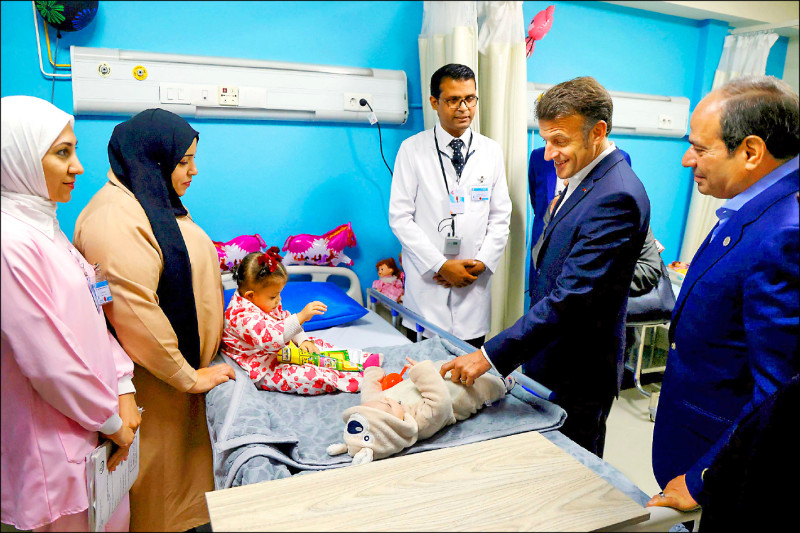 法國總統馬克宏（右二）8日在埃及總統塞西（右）陪同下，前往鄰近加薩走廊的醫院，探視巴勒斯坦病童。（路透）