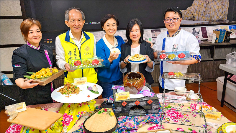 埔里鎮桐花祭「埔天桐慶迎客情」活動，19日登場，昨日舉行記者會宣傳，鎮長廖志誠等人秀出當天歌品嘗的客家料理。（埔里鎮公所提供）