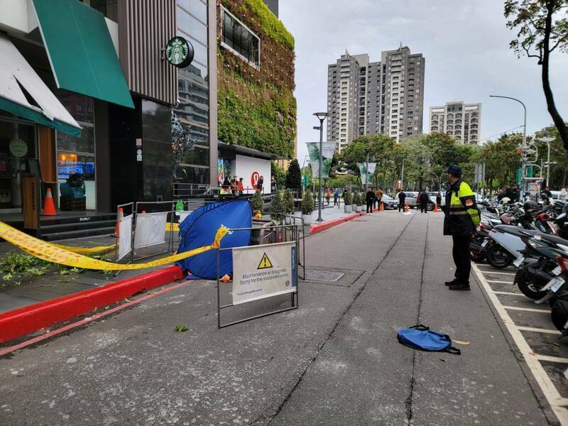 上月18日的蔡女墜樓身亡事件,星巴克的遮雨棚被撞破(記者張瑞楨翻攝) 上月18日的蔡女墜樓身亡事件,星巴克的遮雨棚被撞破(記者張瑞楨翻攝)