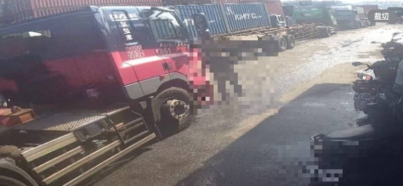 蕭姓貨櫃車司機今天上午走在基隆港西岸19號碼頭貨櫃車聯合調度中心前車道上，疑低頭看手機，慘遭另1輛貨櫃車輾斃，港警調查釐清死因中。（記者林嘉東翻攝）