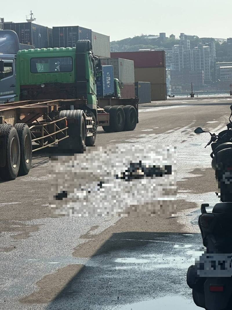 蕭姓貨櫃車司機今天上午走在基隆港西岸19號碼頭貨櫃車聯合調度中心前車道上，疑低頭看手機，慘遭另1輛貨櫃車輾斃，港警調查釐清死因中。（記者林嘉東翻攝）