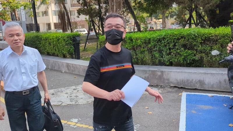 高等法院台中分院認為「百億總裁」陳政谷(圖中)財力雄厚,僅以2億元具保,恐與他犯罪所得不相當,發回台中地院重新裁定。(記者張瑞楨翻攝) 高等法院台中分院認為「百億總裁」陳政谷(圖中)財力雄厚,僅以2億元具保,恐與他犯罪所得不相當,發回台中地院重新裁定。(記者張瑞楨翻攝)