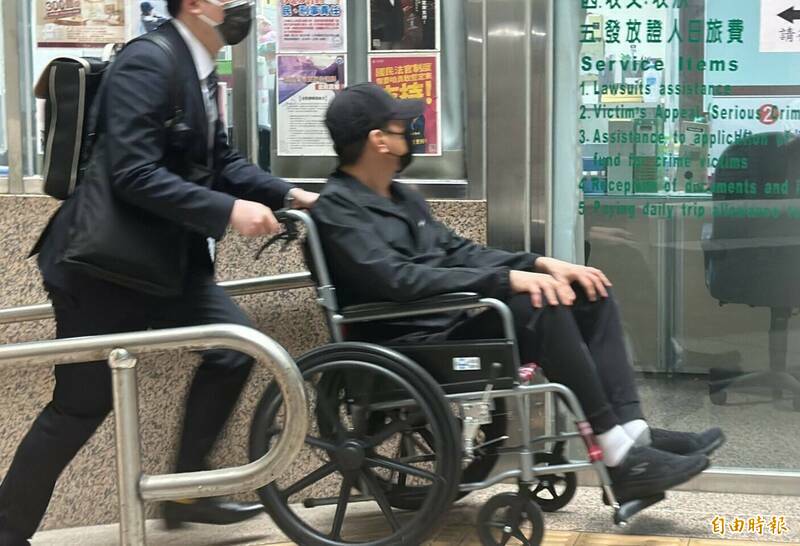 高等法院台中分院認為林明佐(圖中,坐輪椅者)收賄贓款有5400萬元不知去處,林明佐只要順利逃亡海外,能繼續享受鉅款度過餘生,裁定交保一案發回台中地院。(記者張瑞楨攝) 高等法院台中分院認為林明佐(圖中,坐輪椅者)收賄贓款有5400萬元不知去處,林明佐只要順利逃亡海外,能繼續享受鉅款度過餘生,裁定交保一案發回台中地院。(記者張瑞楨攝)