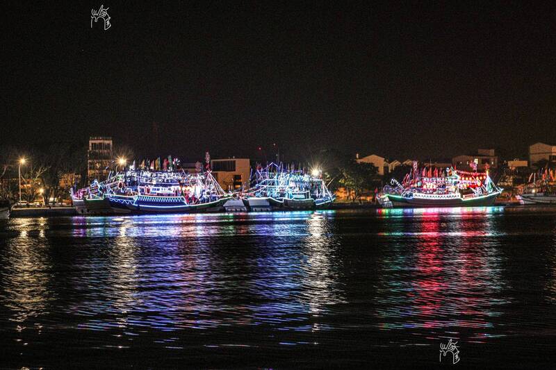 鳳芸宮媽祖海巡船隊妝點七彩霓虹燈夜泊台南區漁會前碼頭,與夜間星空相互輝映,成為另類的快閃夜景。(圖由張鎧臣提供) 鳳芸宮媽祖海巡船隊妝點七彩霓虹燈夜泊台南區漁會前碼頭,與夜間星空相互輝映,成為另類的快閃夜景。(圖由張鎧臣提供)
