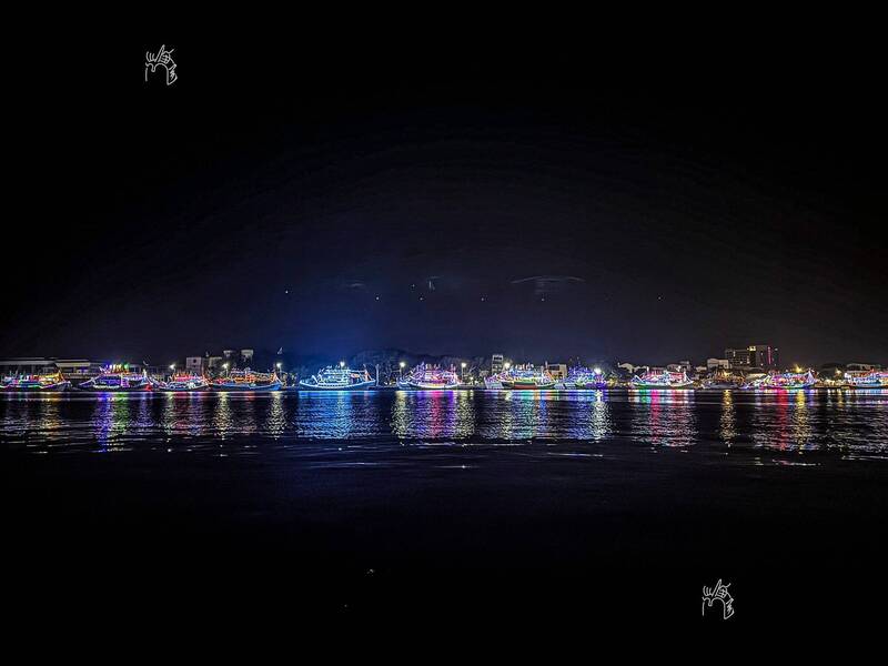 鳳芸宮媽祖海巡船隊妝點七彩霓虹燈夜泊台南區漁會前碼頭,與夜間星空相互輝映,成為另類的快閃夜景。(圖由張鎧臣提供) 鳳芸宮媽祖海巡船隊妝點七彩霓虹燈夜泊台南區漁會前碼頭,與夜間星空相互輝映,成為另類的快閃夜景。(圖由張鎧臣提供)