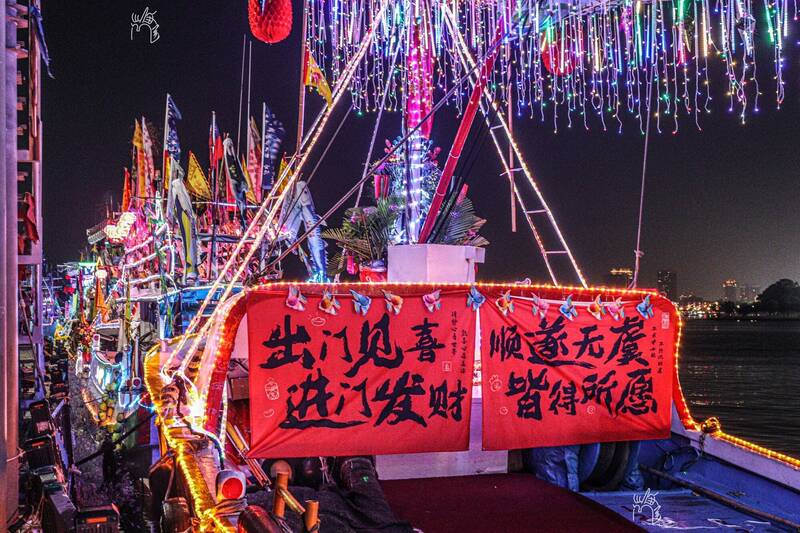鳳芸宮媽祖海巡船隊妝點七彩霓虹燈夜泊台南區漁會前碼頭,與夜間星空相互輝映,成為另類的快閃夜景。(圖由張鎧臣提供) 鳳芸宮媽祖海巡船隊妝點七彩霓虹燈夜泊台南區漁會前碼頭,與夜間星空相互輝映,成為另類的快閃夜景。(圖由張鎧臣提供)