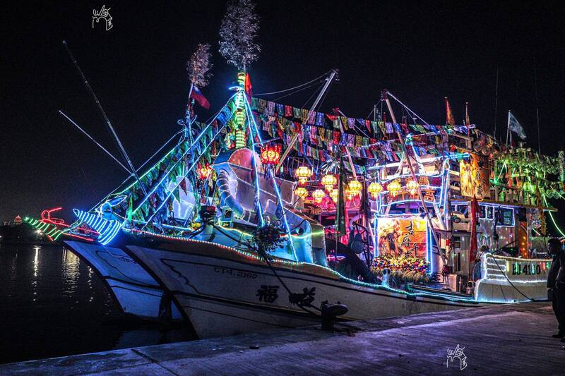 鳳芸宮媽祖海巡船隊妝點七彩霓虹燈夜泊台南區漁會前碼頭,與夜間星空相互輝映,成為另類的快閃夜景。(圖由張鎧臣提供) 鳳芸宮媽祖海巡船隊妝點七彩霓虹燈夜泊台南區漁會前碼頭,與夜間星空相互輝映,成為另類的快閃夜景。(圖由張鎧臣提供)