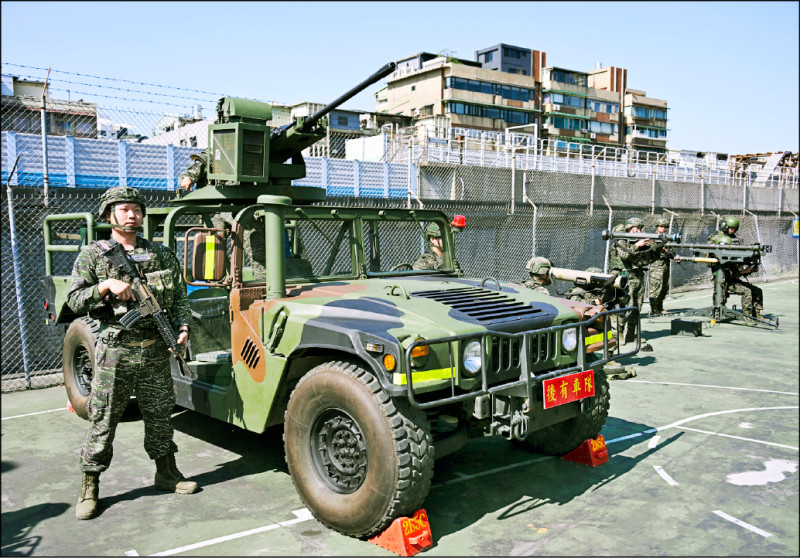 空軍退役中校孫緯、現役少校劉芸雅夫婦被控共諜案，高等法院高雄分院更一審昨宣判，分別共判處47年和57年徒刑。孫男在2021年元月，夾帶手機進入松山指揮部重要軍事管制區域拍攝軍機。圖為衛戍第二戰鬥隊在松山基地展示戰力。（資料照）