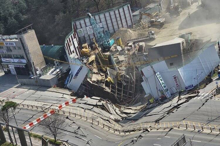 南韓京畿道光明市新安山線鐵路工地發生路段坍塌,有2名工人失蹤,目前坍塌地點周邊地區管制中,當地警消部門正在確認傷亡情況。(圖擷取自 X ) 南韓京畿道光明市新安山線鐵路工地發生路段坍塌,有2名工人失蹤,目前坍塌地點周邊地區管制中,當地警消部門正在確認傷亡情況。(圖擷取自 X )
