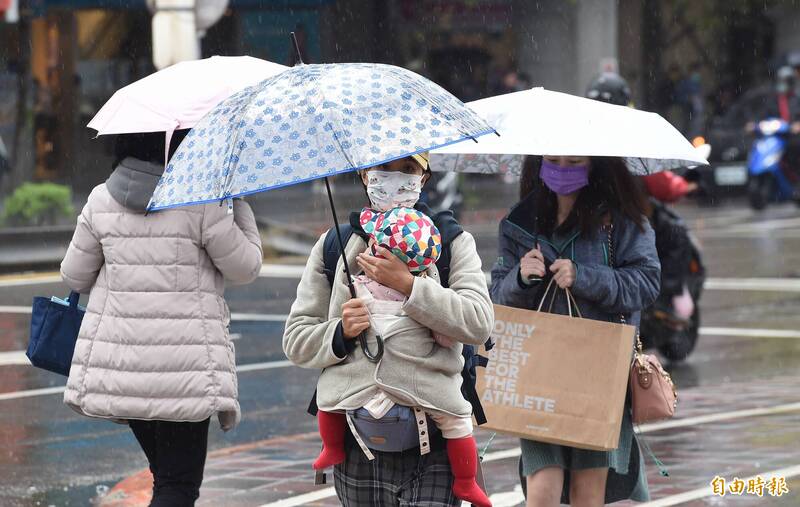 氣象專家指出，預估明晚至下週日清晨有鋒面快速通過，全台轉有陣雨或雷雨，除了降雨強度較前一波更為劇烈，在鋒面遠離後又有東北季風立即接手，各地將明顯轉涼，不僅中部以北將下降約7至9度，東部更會下降8至10度。（資料照）