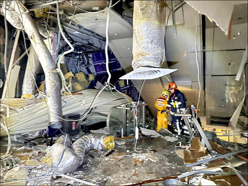 強烈氣爆將現場炸得宛如廢墟,但中市消防局仍找到瓦斯感知器遭拆除,樓層的瓦斯總開關(天然氣閥)未關閉等事證。(中市消防局提供) 強烈氣爆將現場炸得宛如廢墟,但中市消防局仍找到瓦斯感知器遭拆除,樓層的瓦斯總開關(天然氣閥)未關閉等事證。(中市消防局提供)