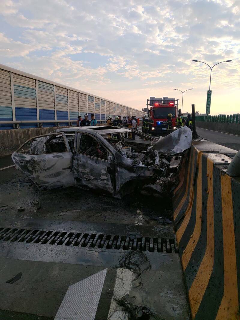 國道中山高火燒車，37歲許姓男子疑受困車內被燒死。（民眾提供）